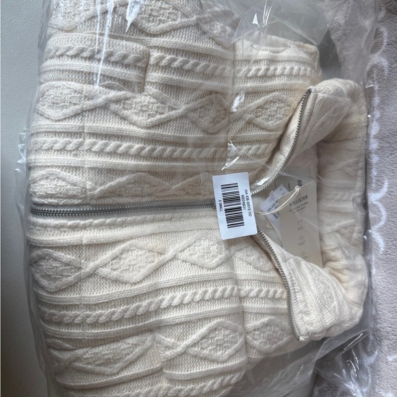 Hollister Women's Cream Puffer Jacket - Picture 7 of 7